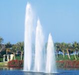 etangs et fontaines - Jet de Cascade Trois jets d'eau verticaux dans une fontaine flottante