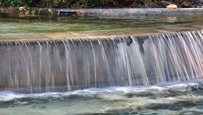Caída de agua vertical