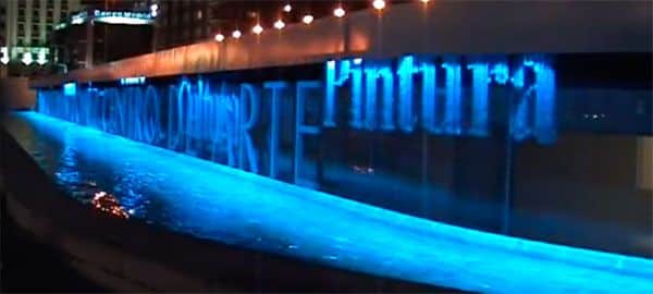 Cortina de agua digital imprimiendo letras en la plaza de Colón de Madrid