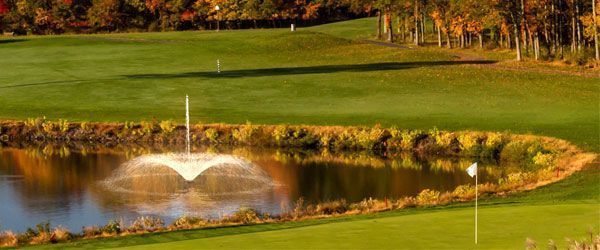 campo de golf con fuente flotante