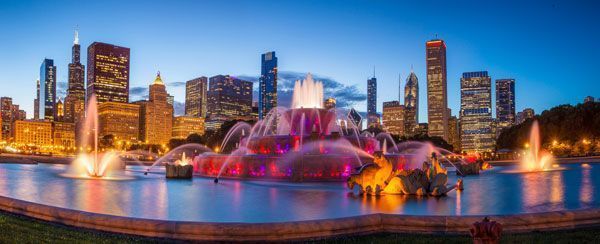 Espectacular fuente ornamental iluminada por la noche
