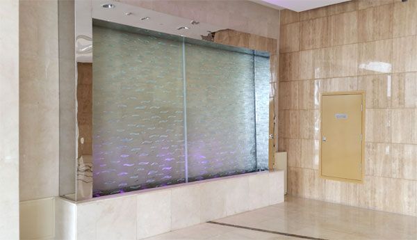 Muro de agua decorando el interior de una oficina