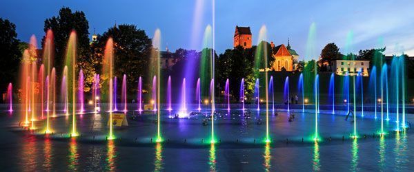 fuente de chorros con iluminación