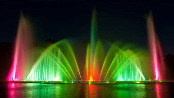 Fuente bailarina con iluminación de colores