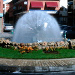 Hémisphére d'eau dans un rond point