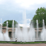 Spray clouds combined with lance jets in a water fountain