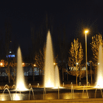 Water feature fountain illuminated with cascade jet nozzles