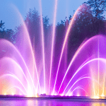 Fuente de agua iluminada con varios chorros de lanza III