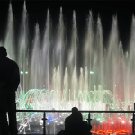 Fuente ornamental con varios chorros de lanza III con iluminación en blanco