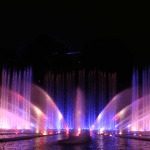 Fuente de agua iluminada con varios chorros de lanza III