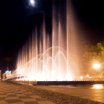 Fuente ornamental con varios chorros de lanza II iluminados