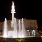 Fuente ornamental con varios chorros de lanza II iluminados