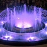 fontaine à jet d’eau éclairé et doté d'un collecteur polygonal en acier inoxydable