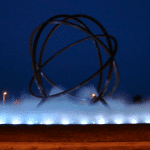 Fontaine à jet d'eau de Terra Mítica éclairé la nuit
