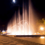 Spectaculaire fontaine à jet d'eau éclairée par LED blanc submergés