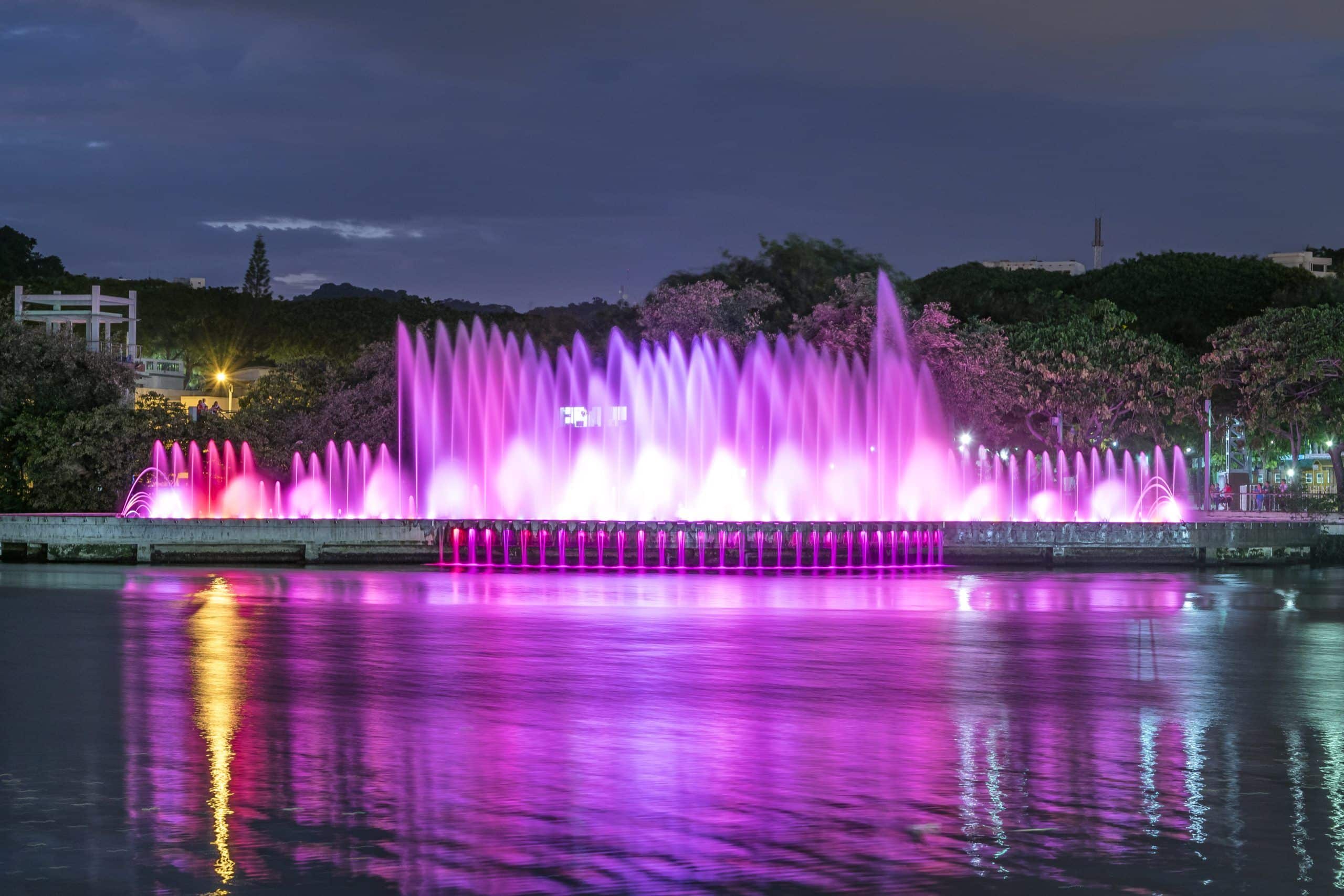 Fuente con iluminación nocturna