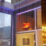 Espectacular cortina de agua en galería comercial empleada como elemento decorativo