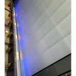 Detalle de la cortina de agua cayendo el agua iluminada