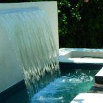 Fuente en jardín con cascada laminar