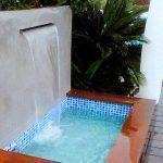 Piscina privada con fuente en cascada