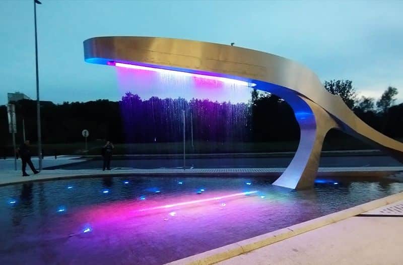 Cortina de agua digital funcionando en una plaza de Praga