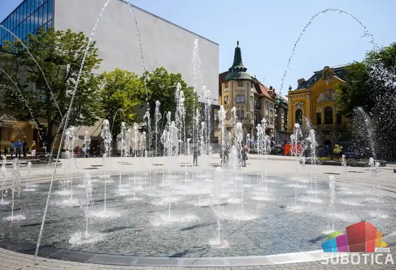 Interactive dry deck fountain, accessible to both children and adults