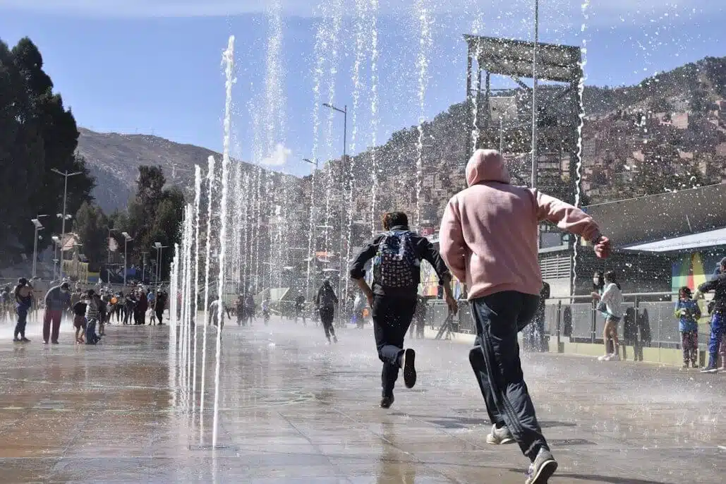 Fuente interactiva transitable con Waterboy Play
