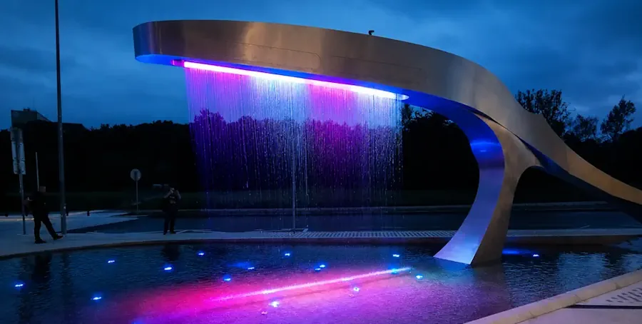 Projet fontaine à jet d’eau au Hard Rock Hotel à Cancun, Mexique. fontaine à jet d’eau illuminée à Cancun